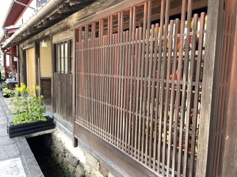 格子窓のお雛さま