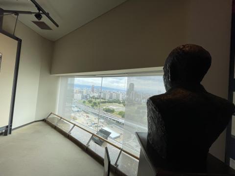山根徳太郎像