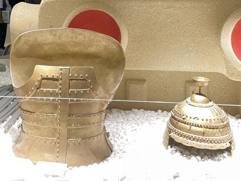前方部の石室と石棺の間で発見された甲冑