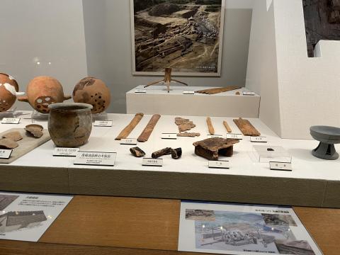 南郷遺跡群の木製品や土器