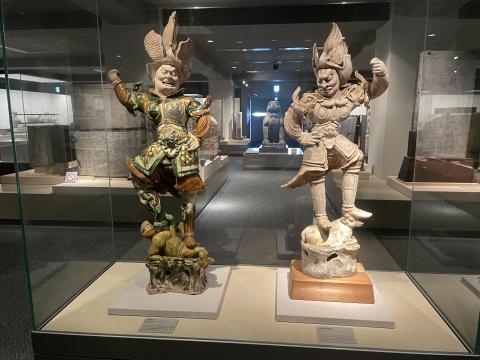 三彩神将と白陶加彩神将