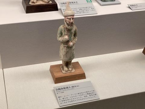 白陶加彩胡人