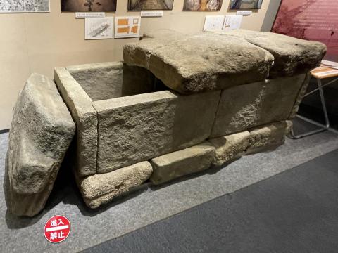 家形石槨