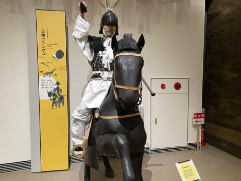 武力を示す王