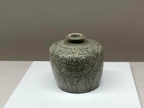 重要文化財 青磁刻花牡丹唐草文瓶