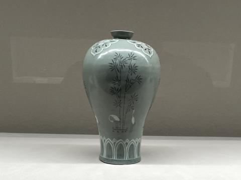 青磁象嵌竹鶴文梅瓶
