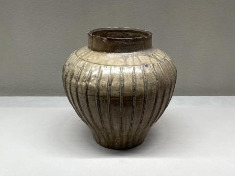 灰釉鎬文壺