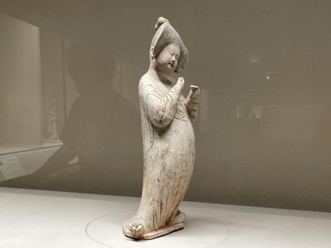 加彩婦女俑