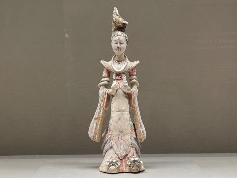 加彩宮女俑