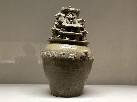 青磁神亭壺
