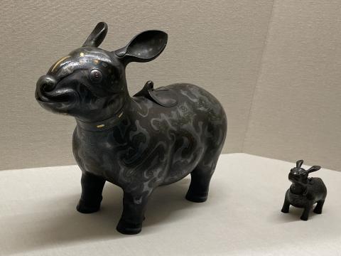 金銀錯獣形尊