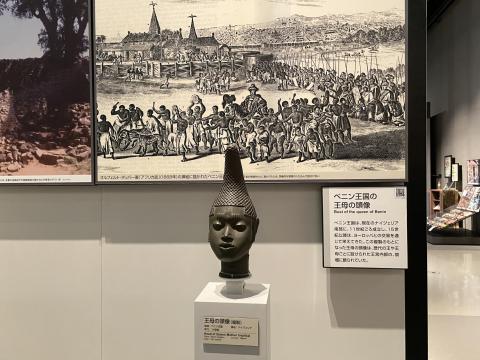 王母の頭像