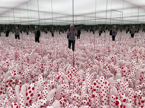 Infinity Mirror Room-Phalli’s Field