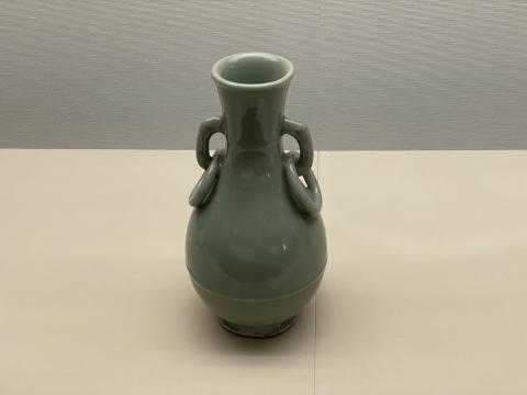 青磁 不遊鐶瓶