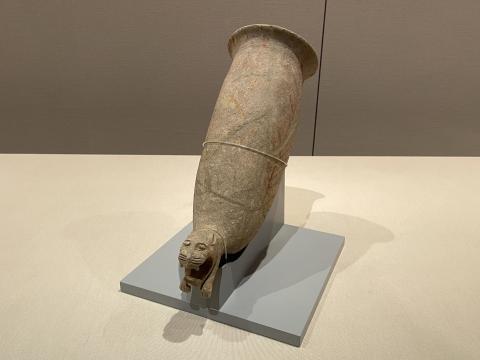 獅子頭飾角杯形