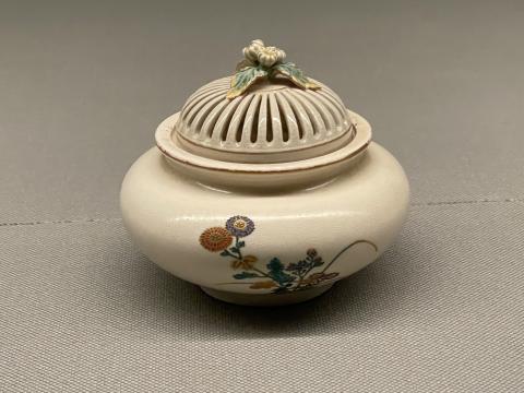 色絵金彩菊花文香炉
