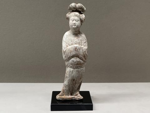 加彩侍女俑