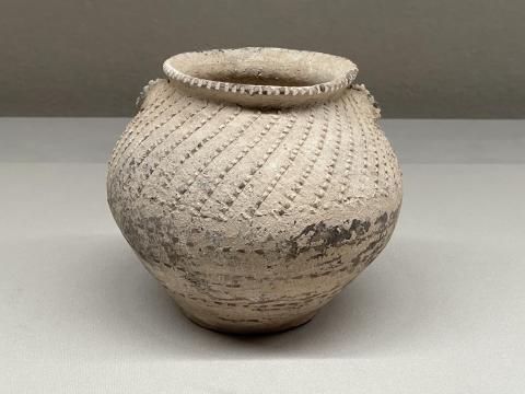 灰陶堆線文壺