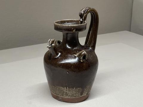 黒釉天鶏壺